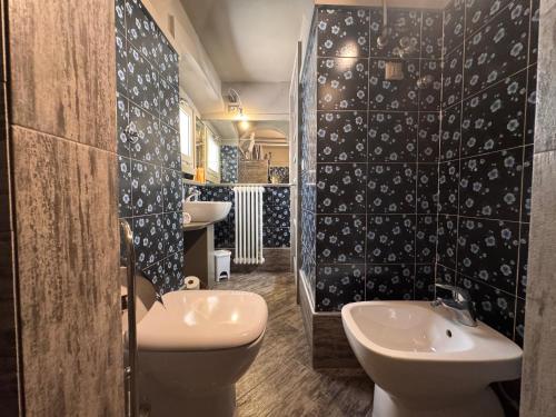 a bathroom with a toilet and a sink at La Casetta di Borgo Appartamento Albero in Lajatico