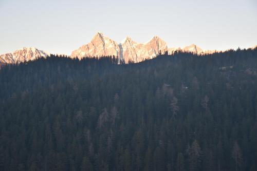Vista generica sulle montagne o vista sulle montagne dall'interno dell'appartamento