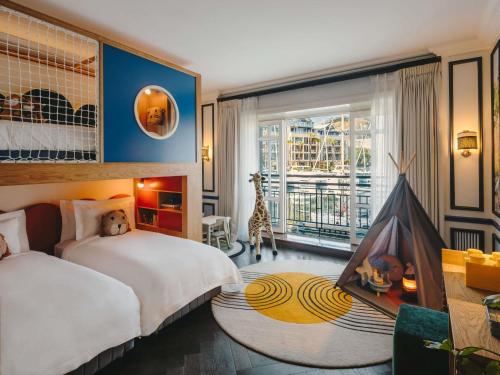 ein Hotelzimmer mit zwei Betten und einem großen Fenster in der Unterkunft Cape Grace, A Fairmont Managed Hotel in Kapstadt
