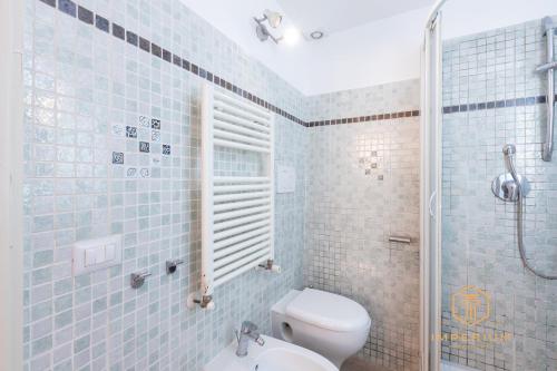 Historic Center Loft - 5min to Colosseum, 300mt to Metro, Pvt Balcony, A-C