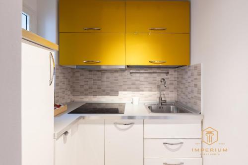 Historic Center Loft - 5min to Colosseum, 300mt to Metro, Pvt Balcony, A-C