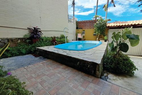 a hot tub in the middle of a yard at Residencial Costa Loft in Angra dos Reis