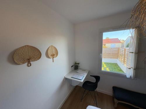 a small room with a desk and a window at Casa Côme - Maison climatisée - Tout à pied ! in Saint-Vincent-sur-Jard