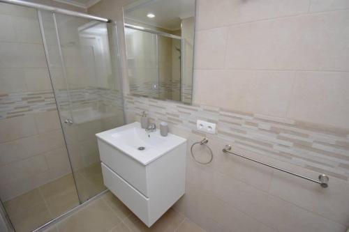 Benal Beach Spacious 1 Bedroom with Year-Round H
