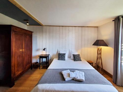 a bedroom with a bed with two towels on it at La Quintarde in Flaujac-Poujols