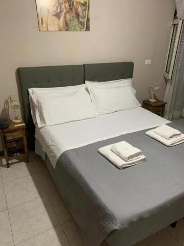 ein Schlafzimmer mit einem Bett, auf dem zwei Handtücher liegen in der Unterkunft Villa Dante BB via Catania162 in Messina