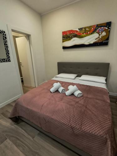 a bedroom with a bed with two towels on it at CASA Di EDO in Brindisi