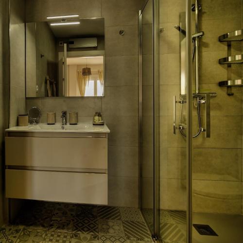 a bathroom with a sink and a shower at Finca Tres Molinos B&B in Roldán