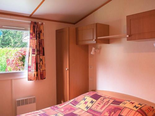 a small bedroom with a bed and a window at Chalet confortable avec terrasse - 6 pers. - API-1-52-2004 in Saint-Oyen