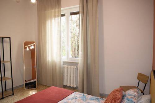 a bedroom with a bed and a window at La casetta di Leo in Poggibonsi