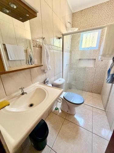 a bathroom with a sink and a toilet at Chacara Souza in Socorro