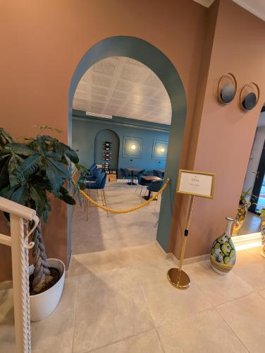 an archway in a room with a potted plant at Via del Mare Apulia B&B e Spa Suites in Rutigliano