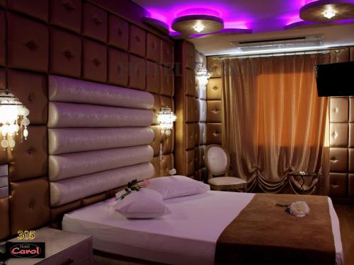 ピレウスにあるCarol Hotelのベッドルーム(ベッド1台、紫色の照明付)