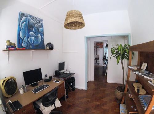 Una oficina con un escritorio con una computadora encima en The Bike House, en Río de Janeiro