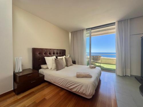 ein Schlafzimmer mit einem Bett und Meerblick in der Unterkunft VILA TABARCA QUALITY & LUXURY in Tabarca
