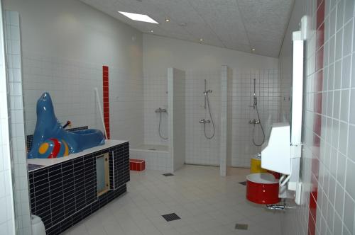 A bathroom at Vikær Strand Camping & Cottages