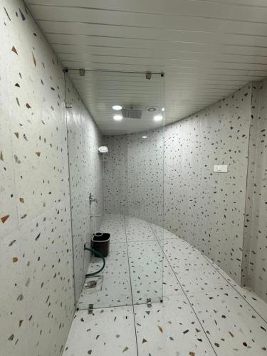 a room with a wall with a climbing wall at Neora Farms in Simrol