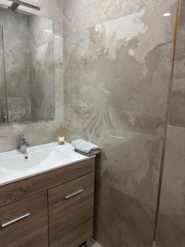 a bathroom with a sink and a shower at Apartamento Dúplex vacacional in Burriana