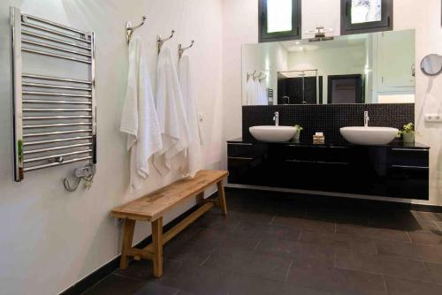 Idyllic 6 bed villa stunning sea view salt pool photo 3