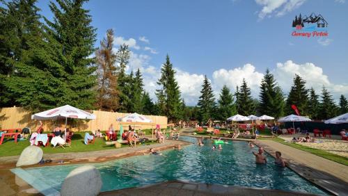 a group of people in a pool at a resort at U Hani w pobliżu Gorący Potok i Termy in Szaflary