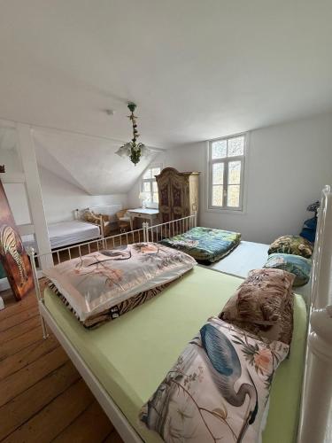 a room with three beds and a dining room at Riverside Landhaus-Villa und Lodge XXL Garten bis 24 Personen in Mittelhof