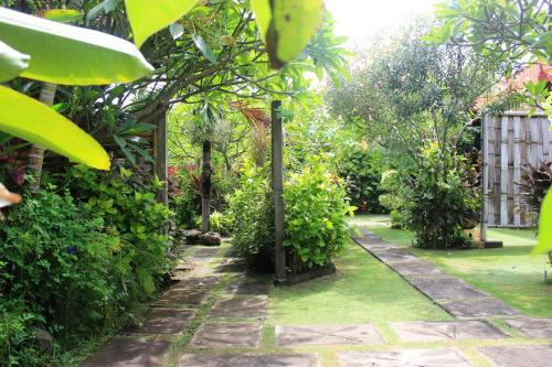 Сад в Pondok Shindu Guest House