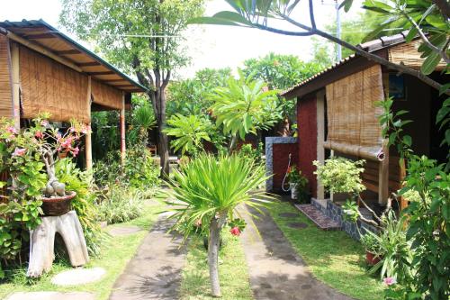 Сад в Pondok Shindu Guest House