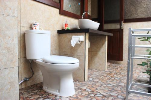 Ванная комната в Pondok Shindu Guest House
