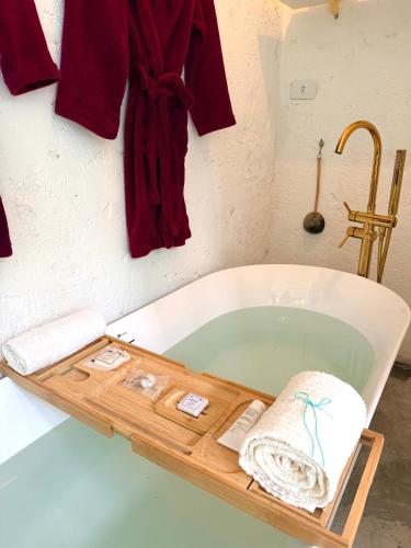 a bathroom with a tub with towels in it at Studio Bali - Village Capixaba in Gravatá