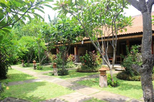 Сад в Pondok Shindu Guest House