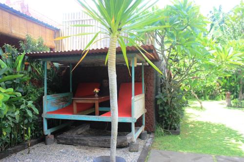 Сад в Pondok Shindu Guest House
