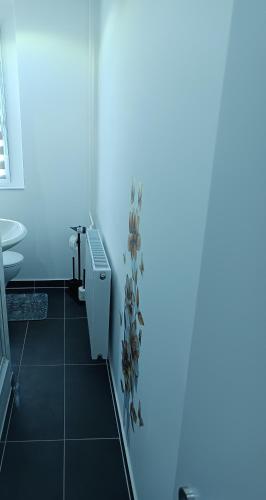 a bathroom with a toilet and a sink at Ferienwohnung Lea in Sangerhausen