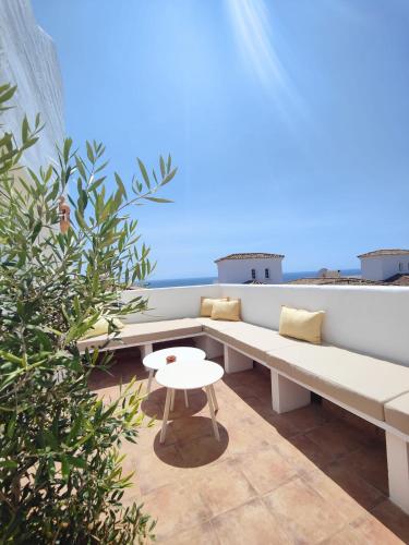 2-bedroom designer apartment with seaviews