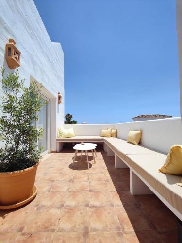 2-bedroom designer apartment with seaviews