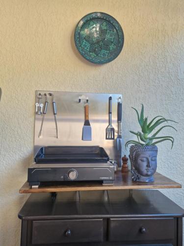 a counter with a food processor and a plate on a wall at L'oasis bleu in Cerbère