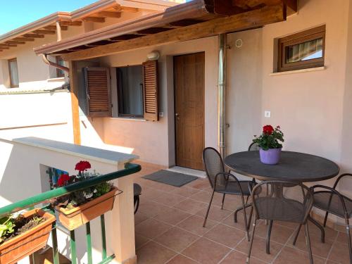 a patio with a table and chairs on a balcony at Villa Graziella Perugia in Perugia