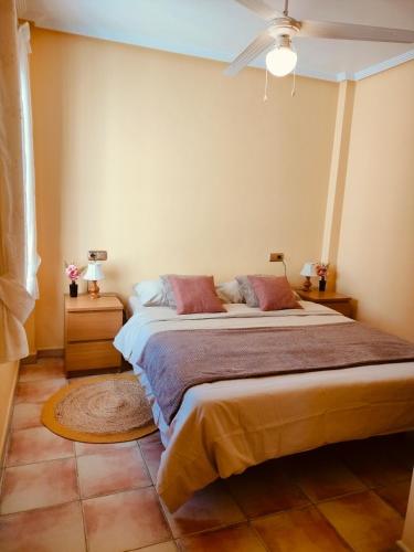 a bedroom with a large bed in a room at Juweeltje van Hondon, met groot zwembad en rust in Hondón de las Nieves