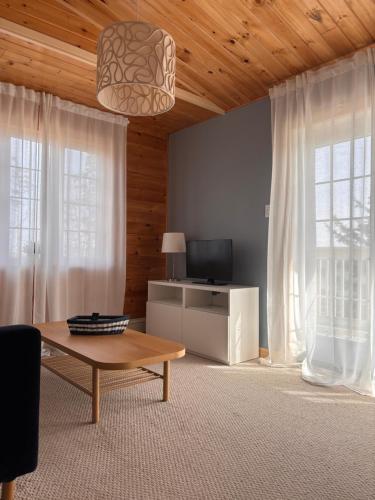 Televisyen dan/atau pusat hiburan di Oceanfront Apartments