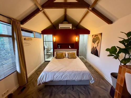 a bedroom with a large bed in a room at Casa Dos in Hendrik-Ido-Ambacht