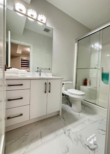 ein weißes Badezimmer mit Waschbecken und Toilette in der Unterkunft Ocean Whispers in Nanaimo
