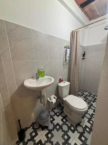 a bathroom with a toilet and a sink at Minca nomada 517 de la sierra in Santa Marta
