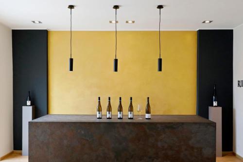 a lobby with a table with bottles of wine at Apartment MOSELGARTEN - ÜberSchwang in Piesport