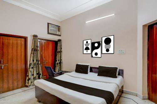 a bedroom with a large bed in a room at Hotel O Hotel Brijwasi in Lucknow