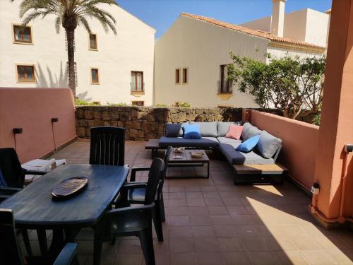 Fun & Work Apartment with Terrace & Pools, Duquesa Golf, Manilva