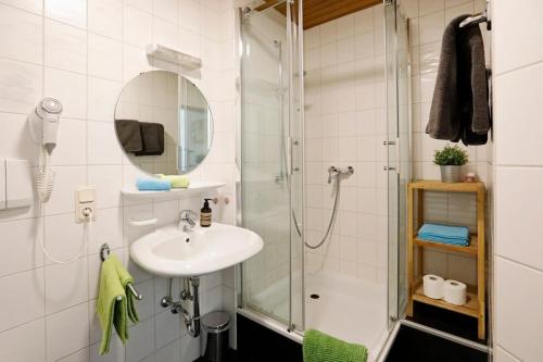 a bathroom with a sink and a shower at Apartment MOSELGARTEN - Domherren-Suite in Piesport