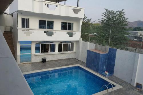 a swimming pool on the roof of a house at Piedra Marina Bahia in Bahía de Caráquez