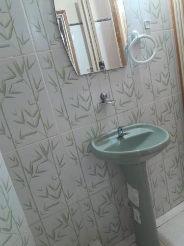 a bathroom with a sink and a mirror at Apartamento comodo in Asunción