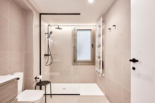 a bathroom with a shower and a toilet at AHH ATLANTIC HORIZON HOMES fa in A Coruña