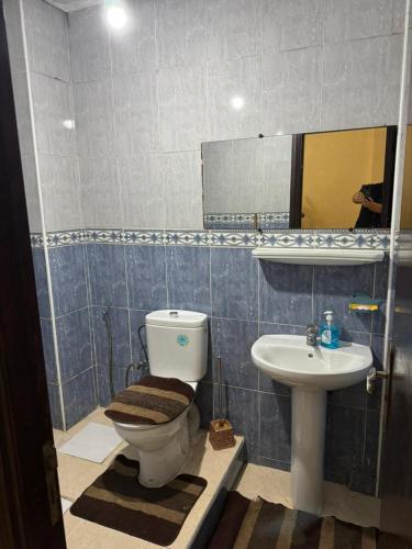 a bathroom with a toilet and a sink at Apparemment à louer in Derroua