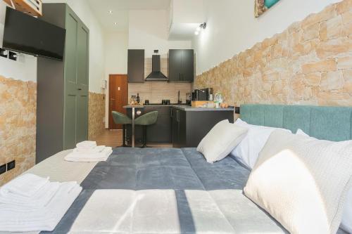 NEAR BARI VECCHIA & TRAIN STATION Typical Bari Home WITH Balcony photo 3